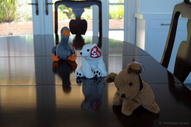 F8 focused on the middle object. 