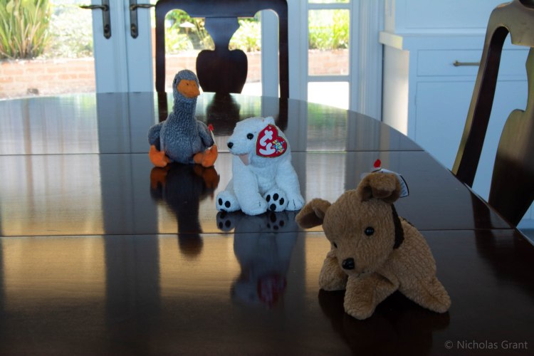 F16 focused on the middle object. 