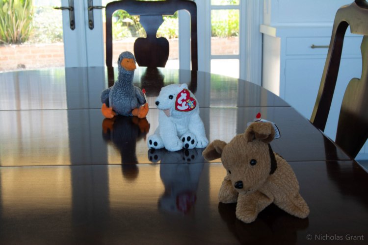 F16 focused on the back object. 